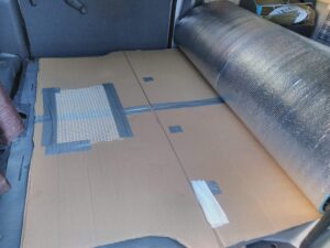 銀マットの上に段ボールを敷く