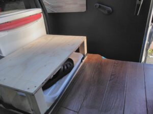 木箱に靴のトレーを収納する