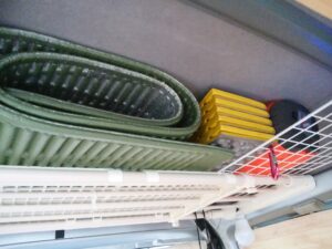 車内のラックに折りたたんで収納が可能な登山マット