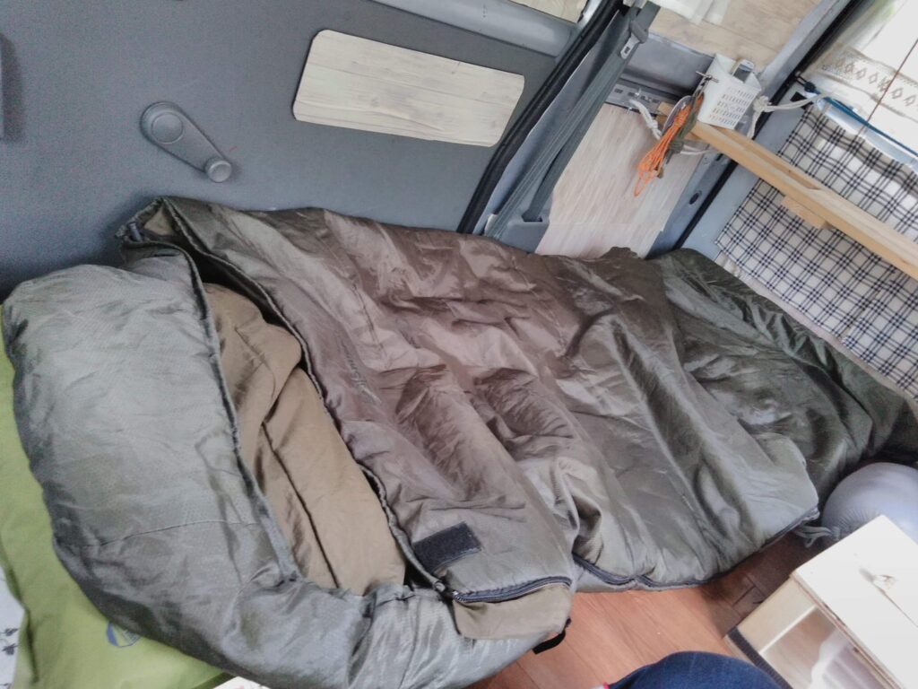 キャンプ用寝袋の車中泊使用例