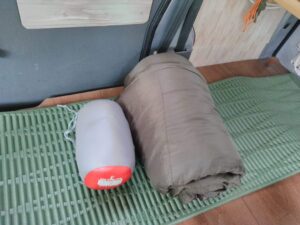 登山用とキャンプ用シュラフの写真