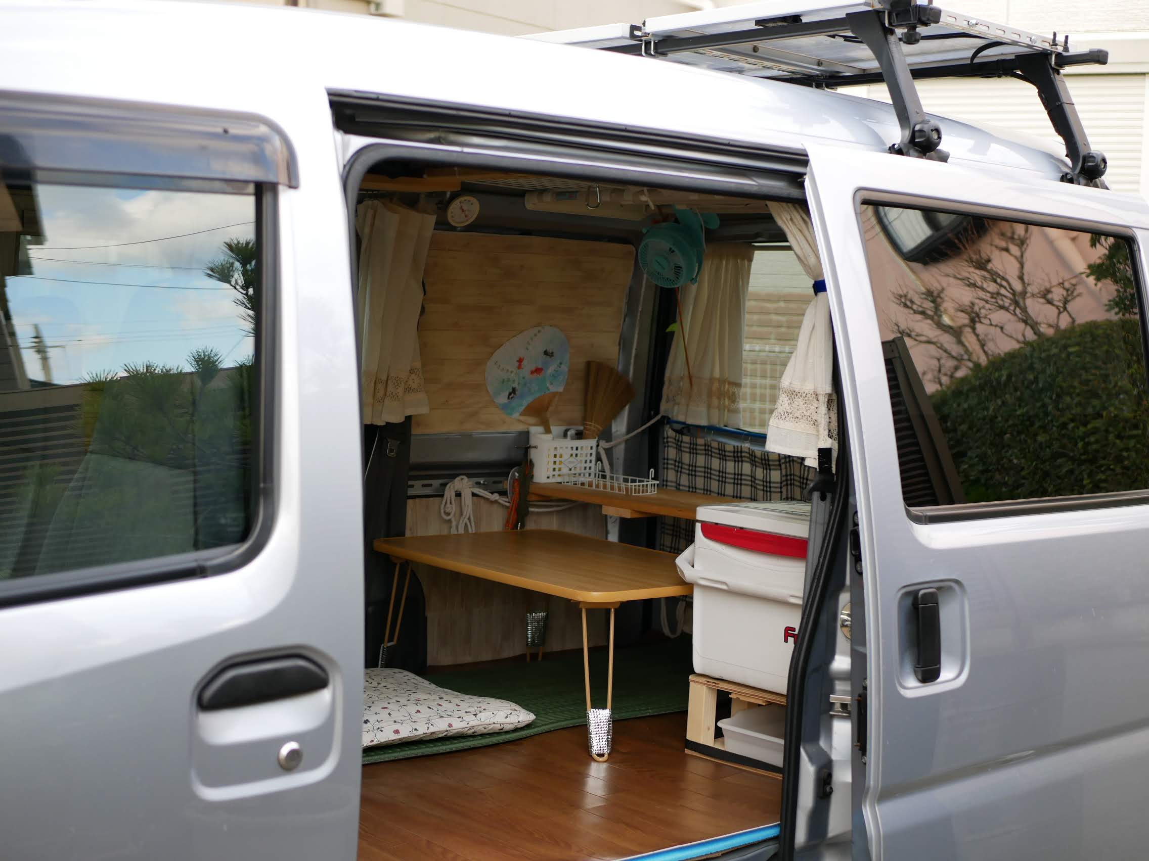 車中泊で使えるテーブル・イス活用法｜DIY・折りたたみ・収納式