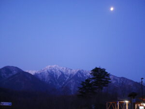 山と月