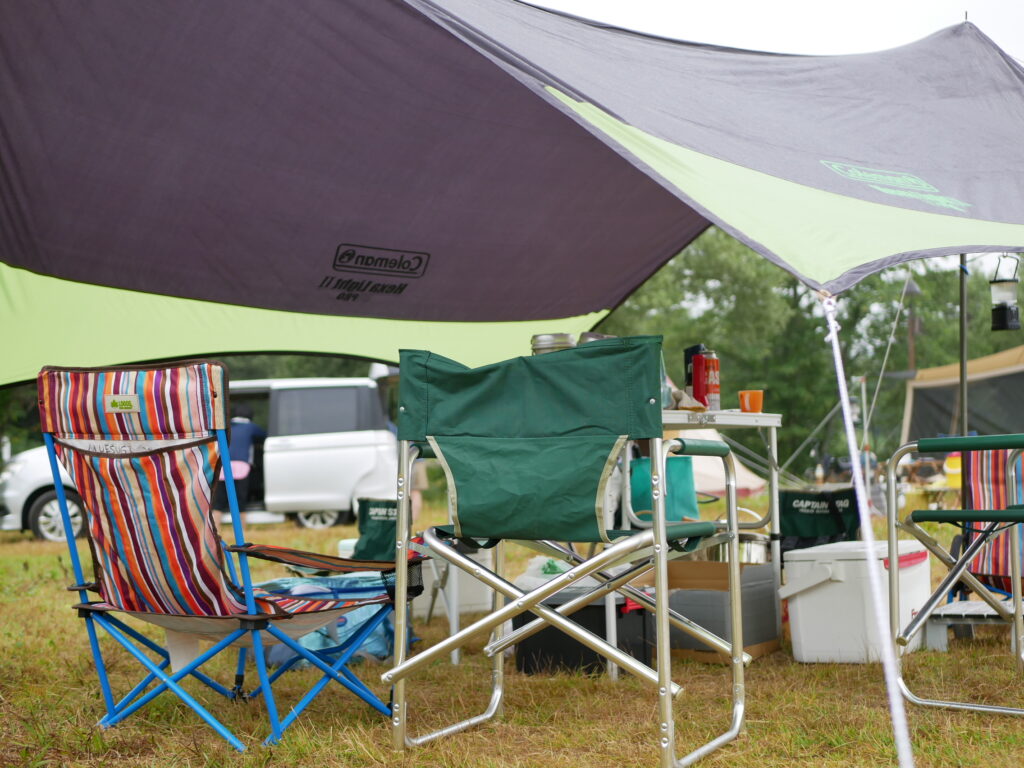 タープがあるとキャンプ用品が夜露に濡れません。突然の雨や日差しも避けることができます。