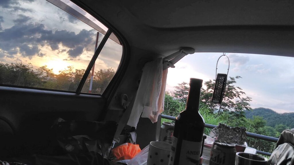 夫婦２人旅　車中泊の夕暮れはワインで・・・