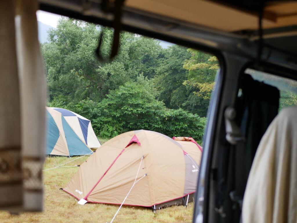 キャンプ場でリゾートを満喫！軽キャンならそのままテント